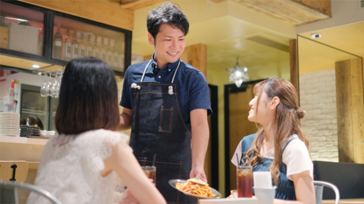 カフェスタッフ接客イメージ