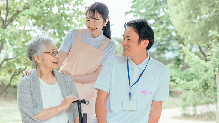 介護士と施設利用者イメージ